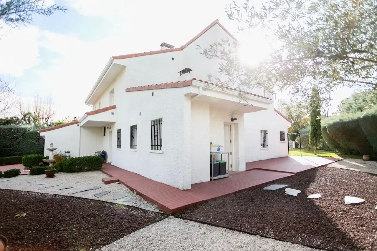 Vista exterior de Casa o xalet en venda en Boadilla del Monte amb Calefacció, Jardí privat i Traster