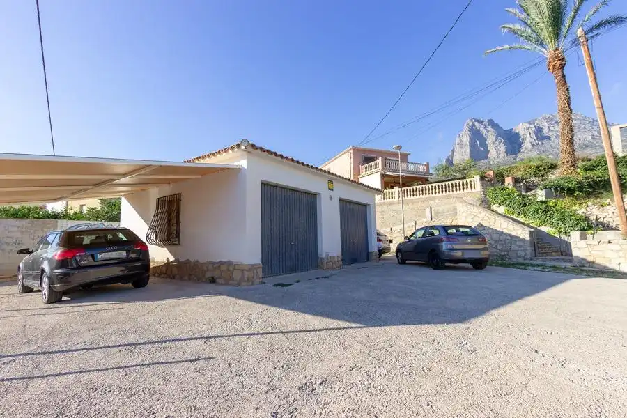 Vista exterior de Casa o xalet en venda en Finestrat amb Jardí privat, Terrassa i Traster