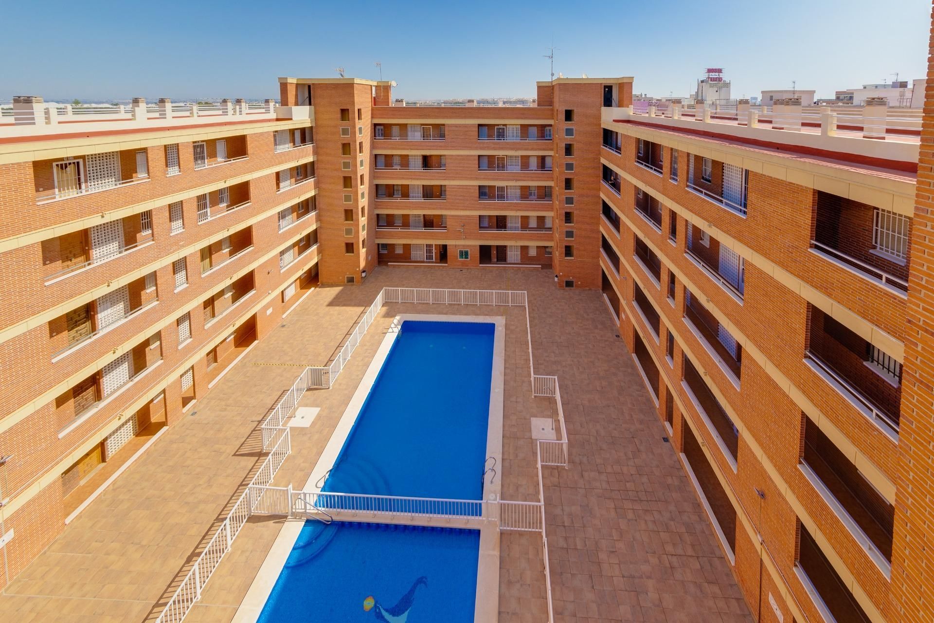 Piscina de Apartament en venda en Torrevieja amb Aire condicionat, Terrassa i Balcó