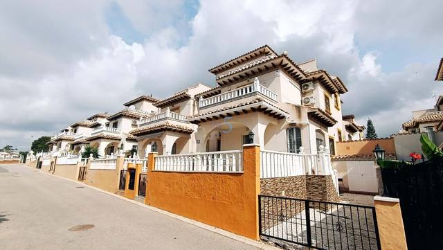 Casa adosada en Venta en Calle Castillo de la Torre grosa  Playa golf  Loma en Lomas de Cabo Roig - Los Dolses