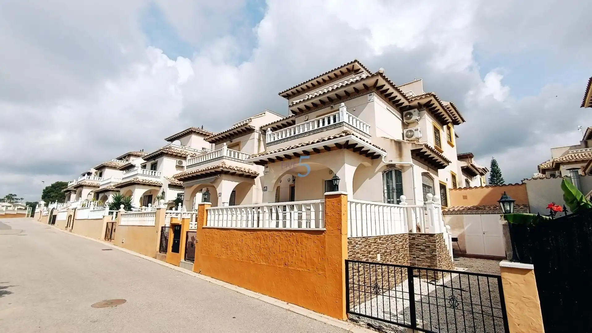 Reihenhaus mit Pool zum Verkauf in Calle Castillo de la Torre grosa  Playa golf  Lomas de Cabo Roig Alicante  ES