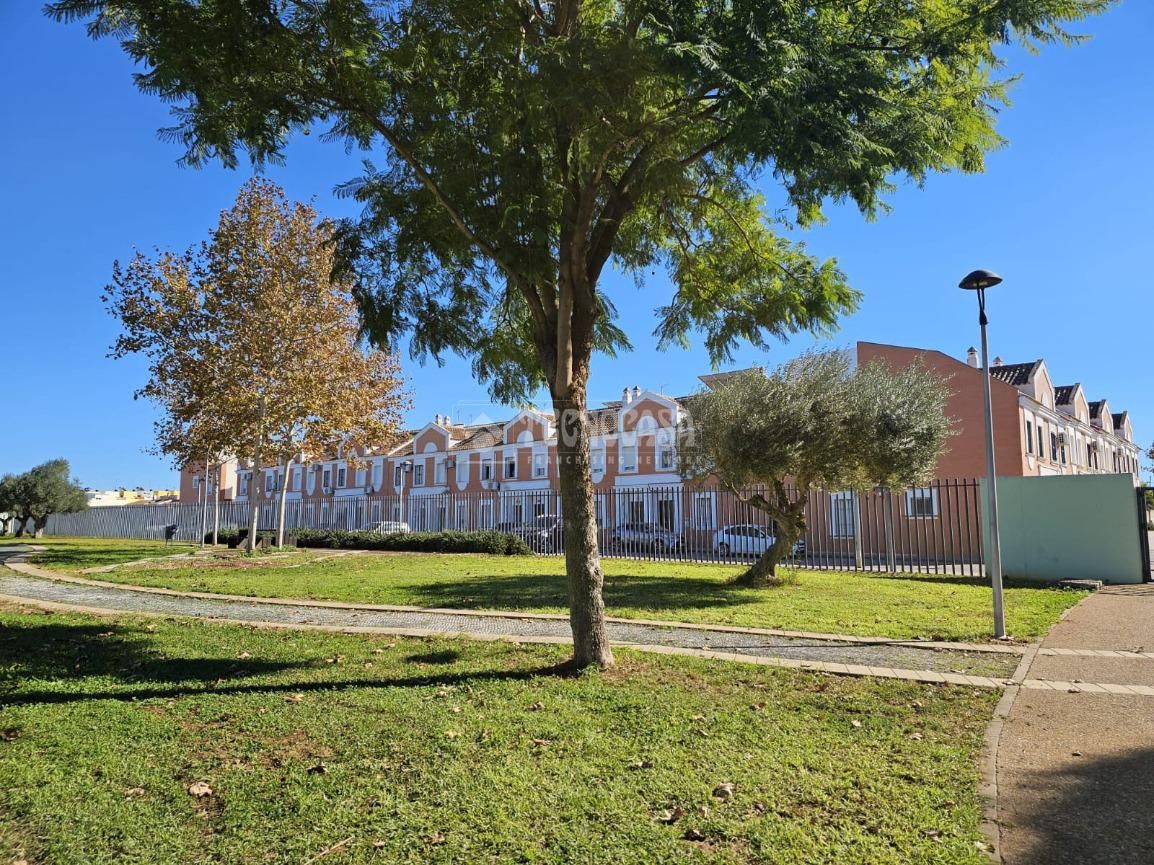 Vista exterior de Casa adosada en venda en Mairena del Alcor amb Aire condicionat i Jardí privat