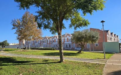 Vista exterior de Casa adosada en venda en Mairena del Alcor amb Aire condicionat i Jardí privat