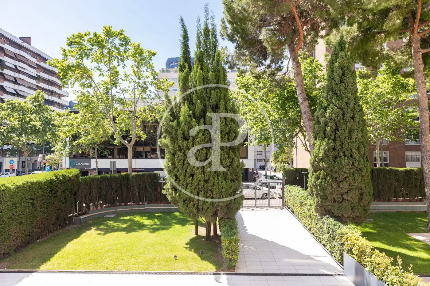 Vista exterior de Piso de alquiler en Barcelona con Calefacción, Jardín privado y Balcón