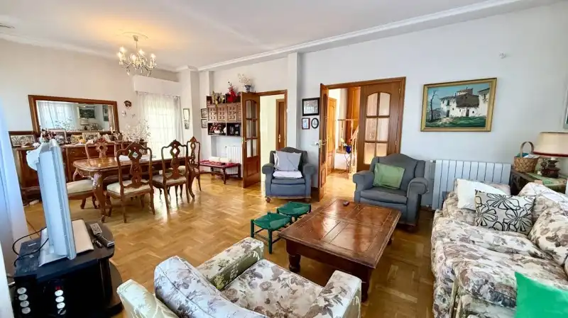 Sala d'estar de Casa o xalet en venda en El Espinar amb Calefacció, Jardí privat i Parquet