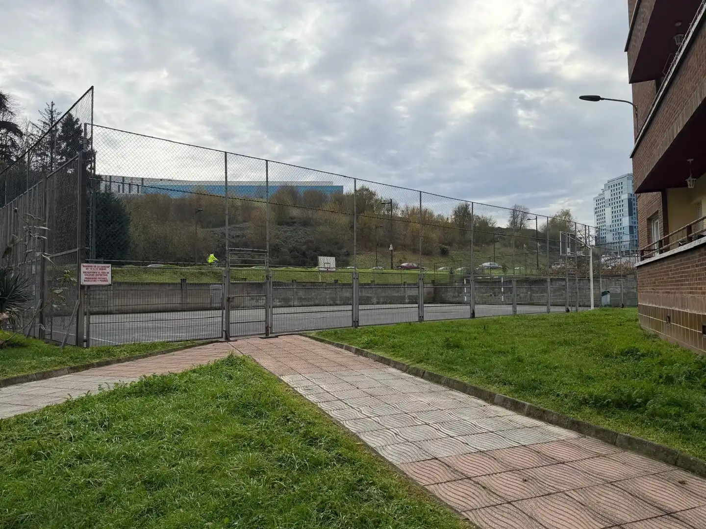 Vista exterior de Pis en venda en Oviedo  amb Jardí privat, Terrassa i Balcó