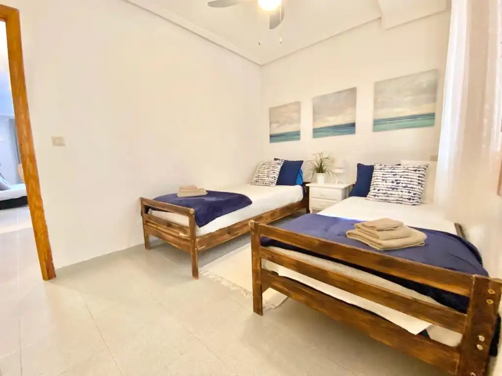 Habitación de Planta baja de alquiler en Torrevieja con Jardín privado, Terraza y Piscina