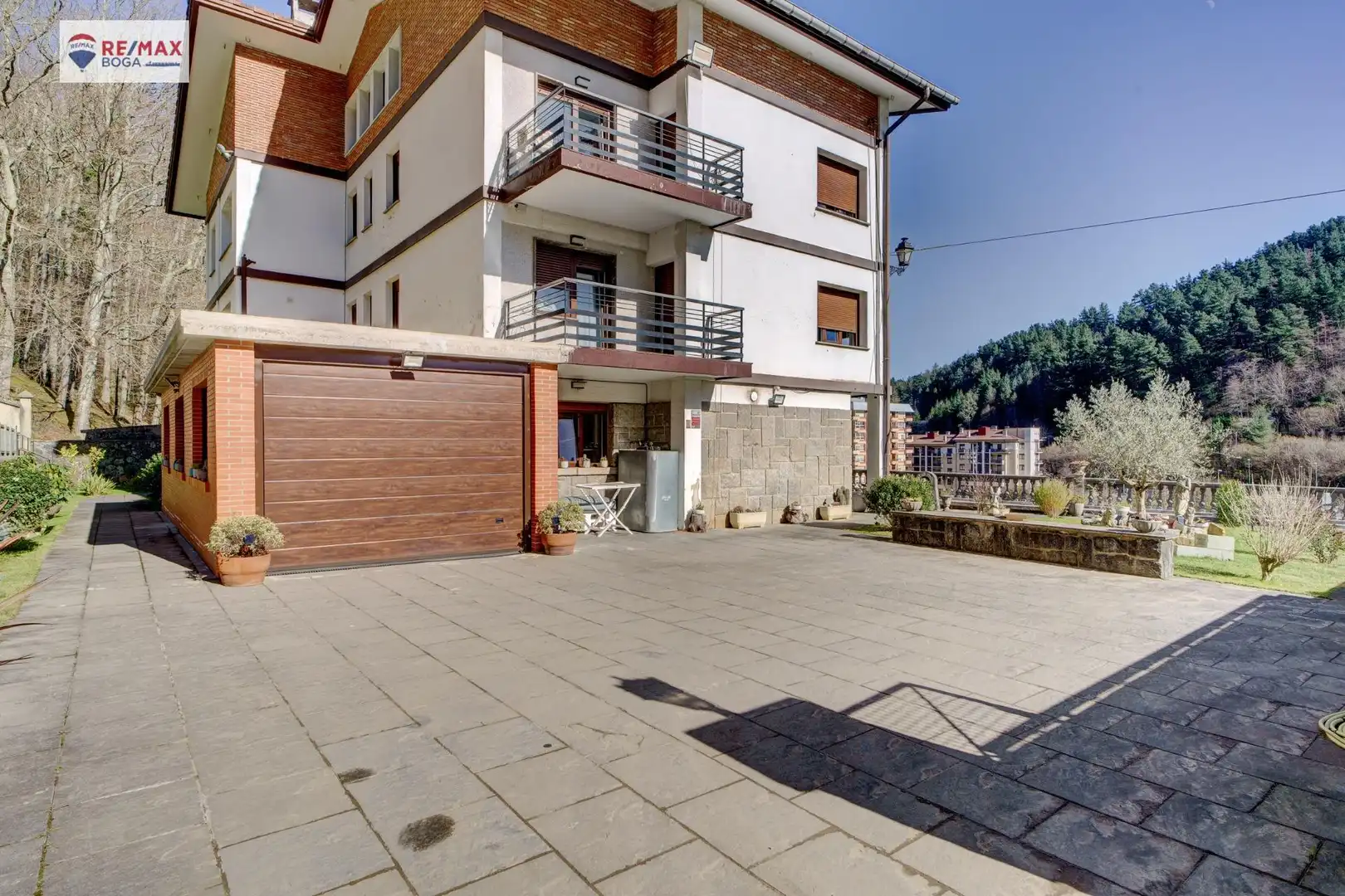 Vista exterior de Casa o xalet en venda en Legazpi amb Calefacció, Jardí privat i Parquet