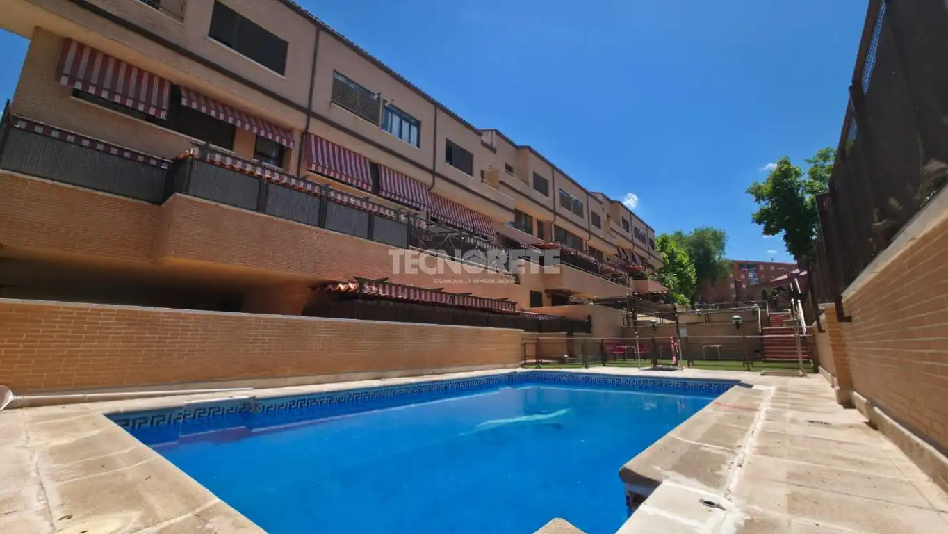 Piscina de Piso en venta en Guadalajara con Calefacción y Terraza