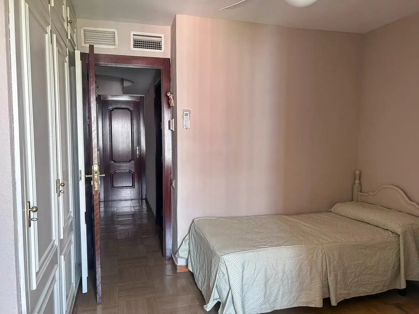 Schlafzimmer von Wohnung zur Miete in Sevilla mit Klimaanlage, Terrasse und Möbliert