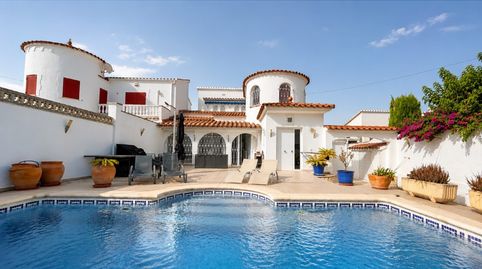 Casa en venta en Empuriabrava con piscina, garaje y 3 dormitorios