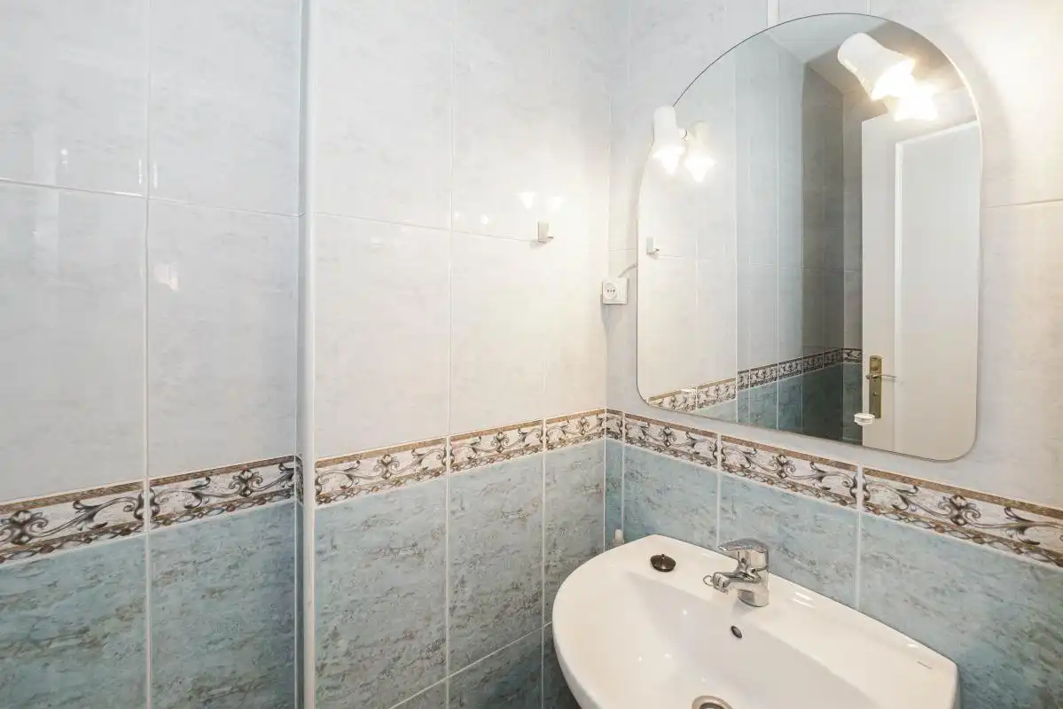 Bathroom of Flat for rent in Sevilla  with Air Conditioner, Heating and Furnished