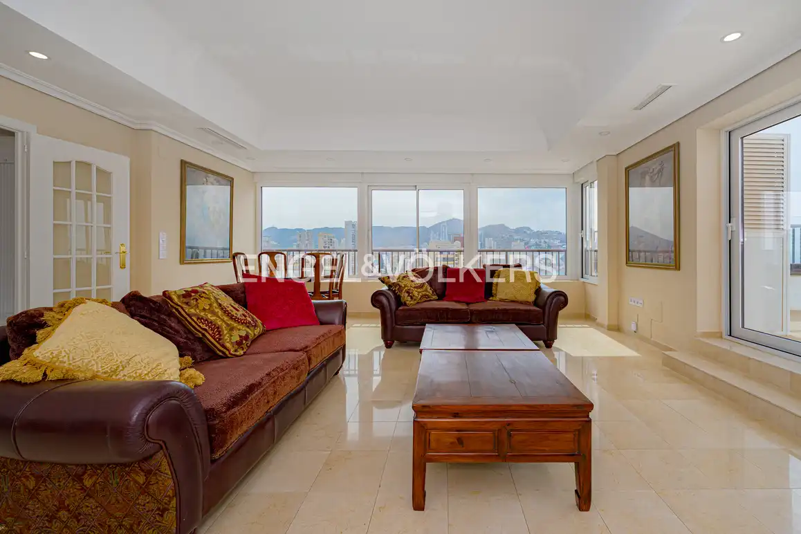 Wohnzimmer von Dachboden zum Verkauf in Benidorm mit Klimaanlage und Terrasse