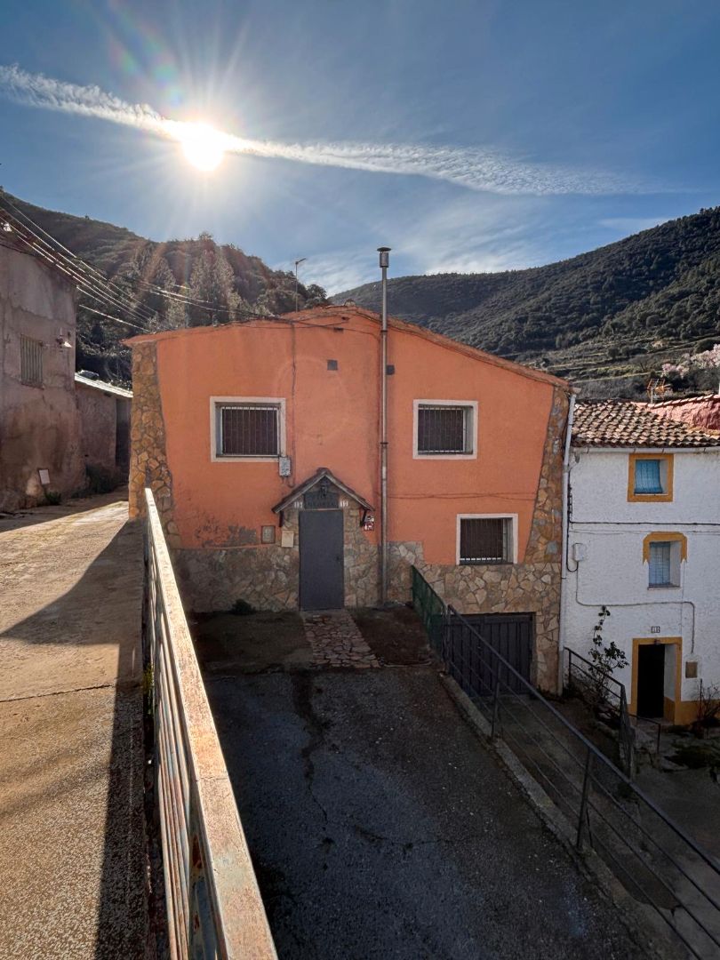 Vista exterior de Casa o xalet en venda en El Frasno amb Calefacció, Jardí privat i Alarma