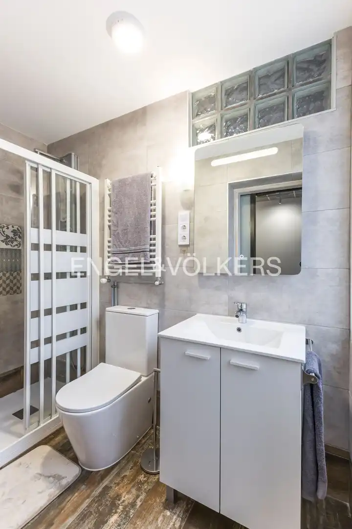 Badezimmer von Dachboden zur Miete in Madrid mit Klimaanlage, Heizung und Parkett