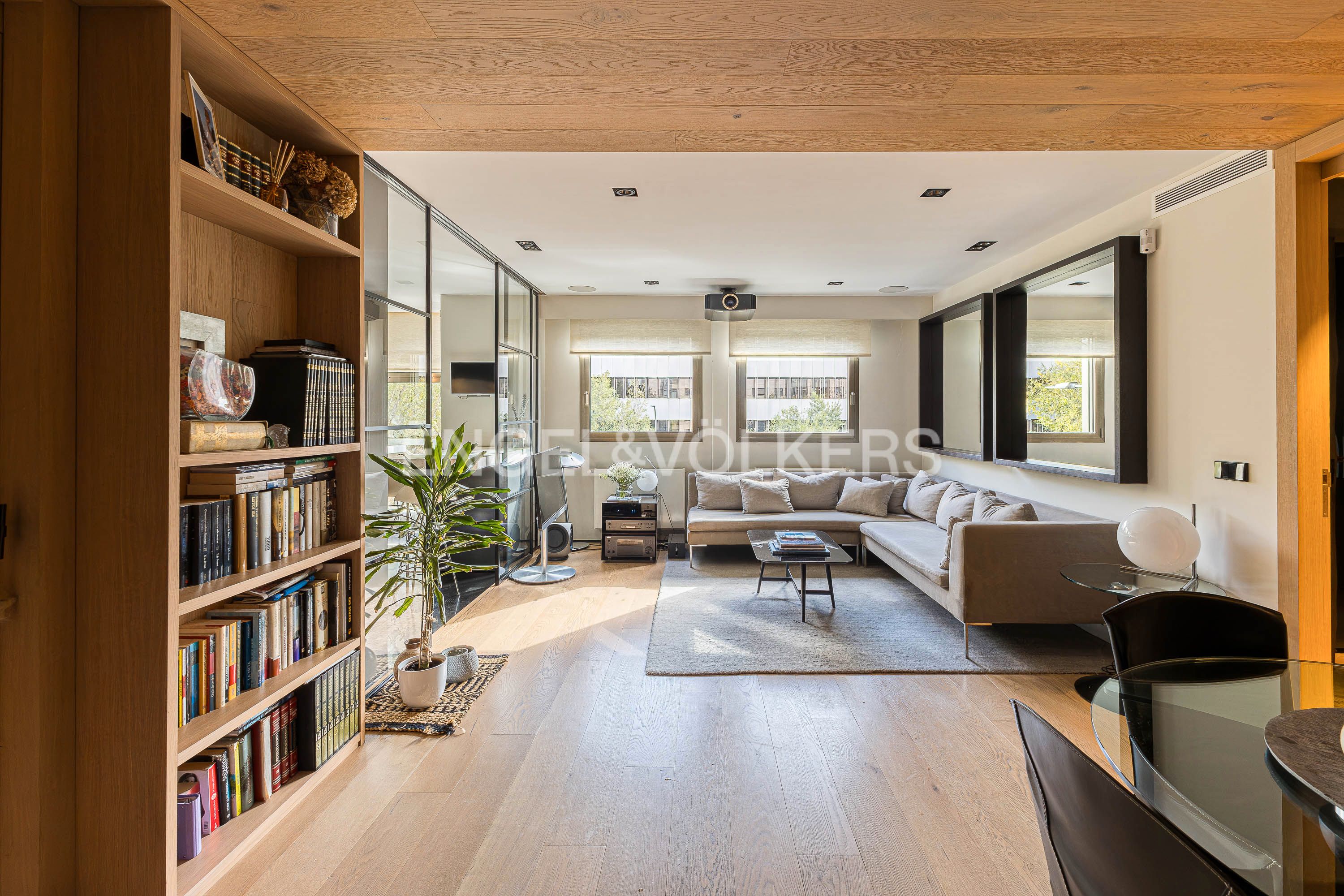 Living room of Apartment for sale in  Madrid Capital  with Air Conditioner, Heating and Private garden