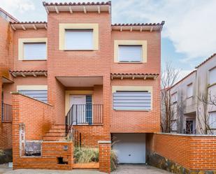 Exterior view of Single-family semi-detached for sale in El Carpio de Tajo