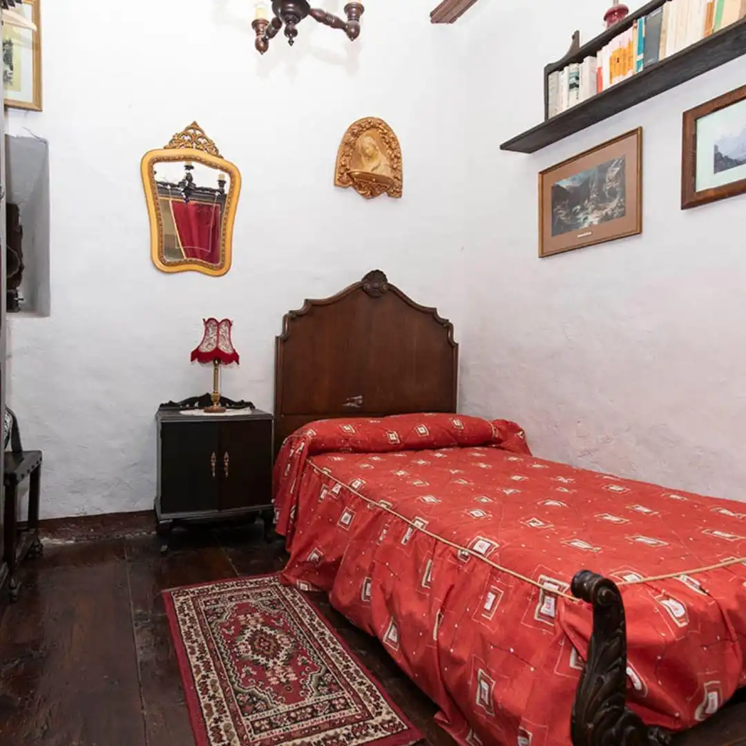 Dormitori de Finca rústica en venda en Benasque amb Jardí privat