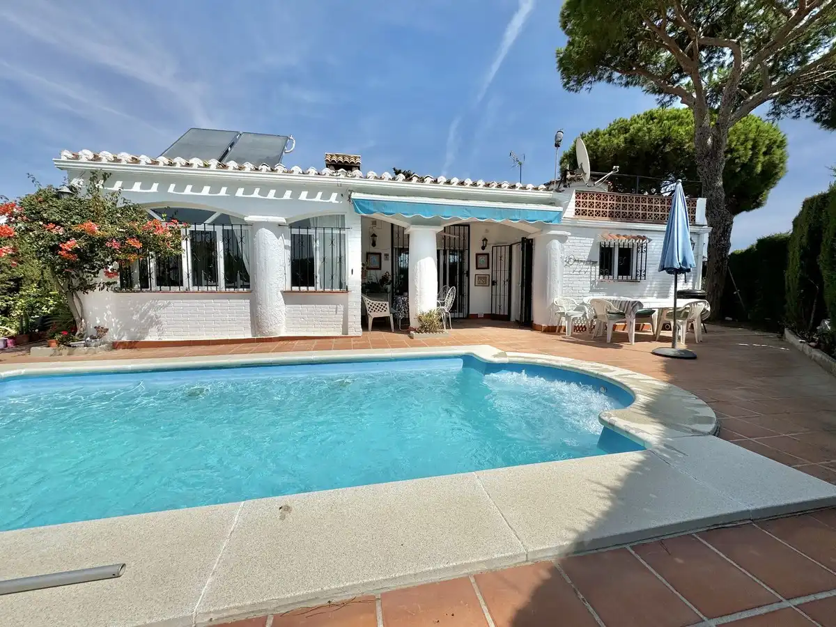 Vista exterior de Casa o xalet en venda en Mijas amb Aire condicionat, Terrassa i Piscina