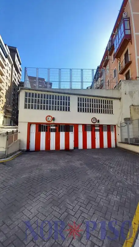 Vista exterior de Pis en venda en Bilbao  amb Calefacció, Terrassa i Moblat