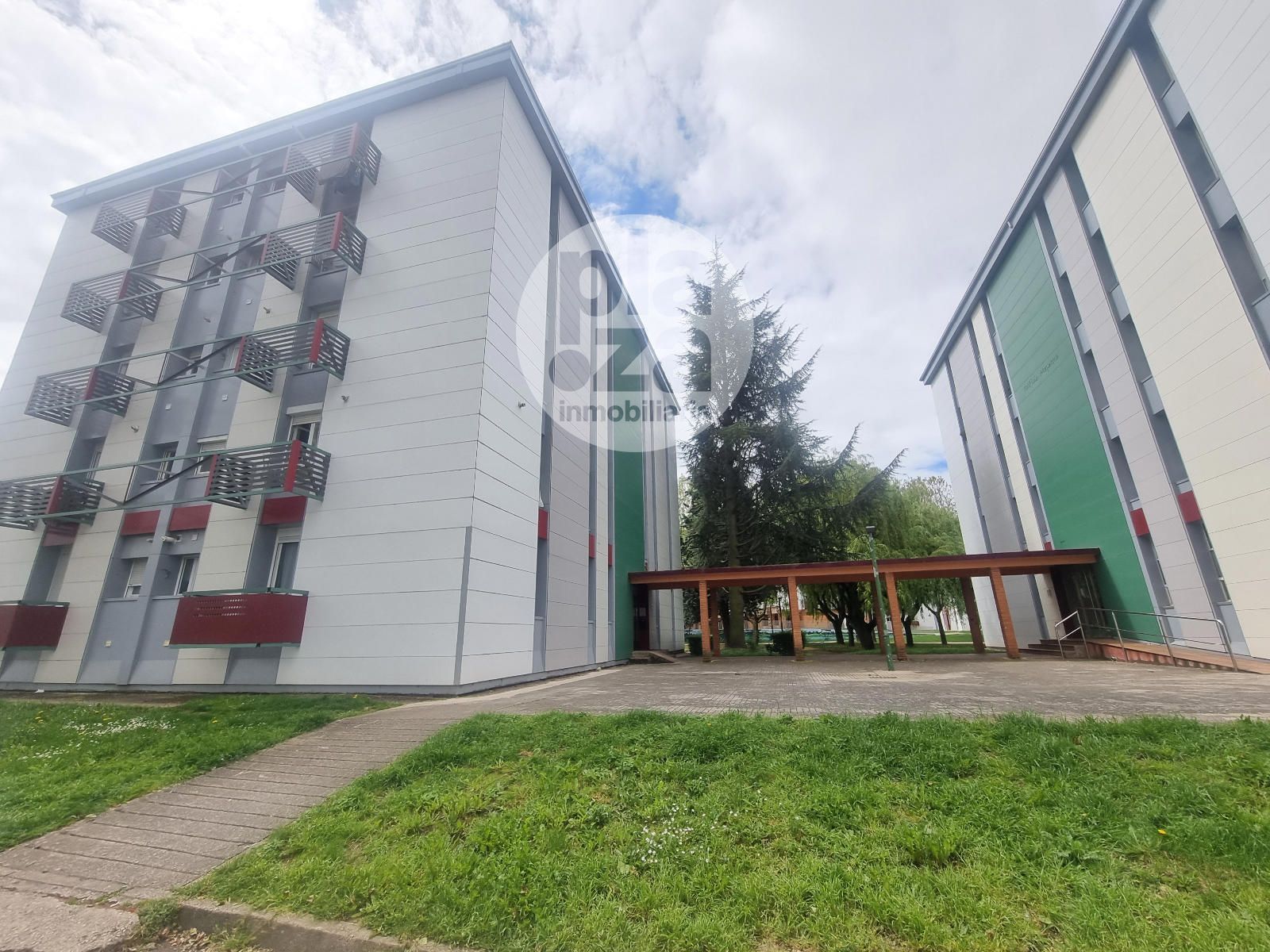 Vista exterior de Pis en venda en Burgos Capital amb Calefacció i Moblat