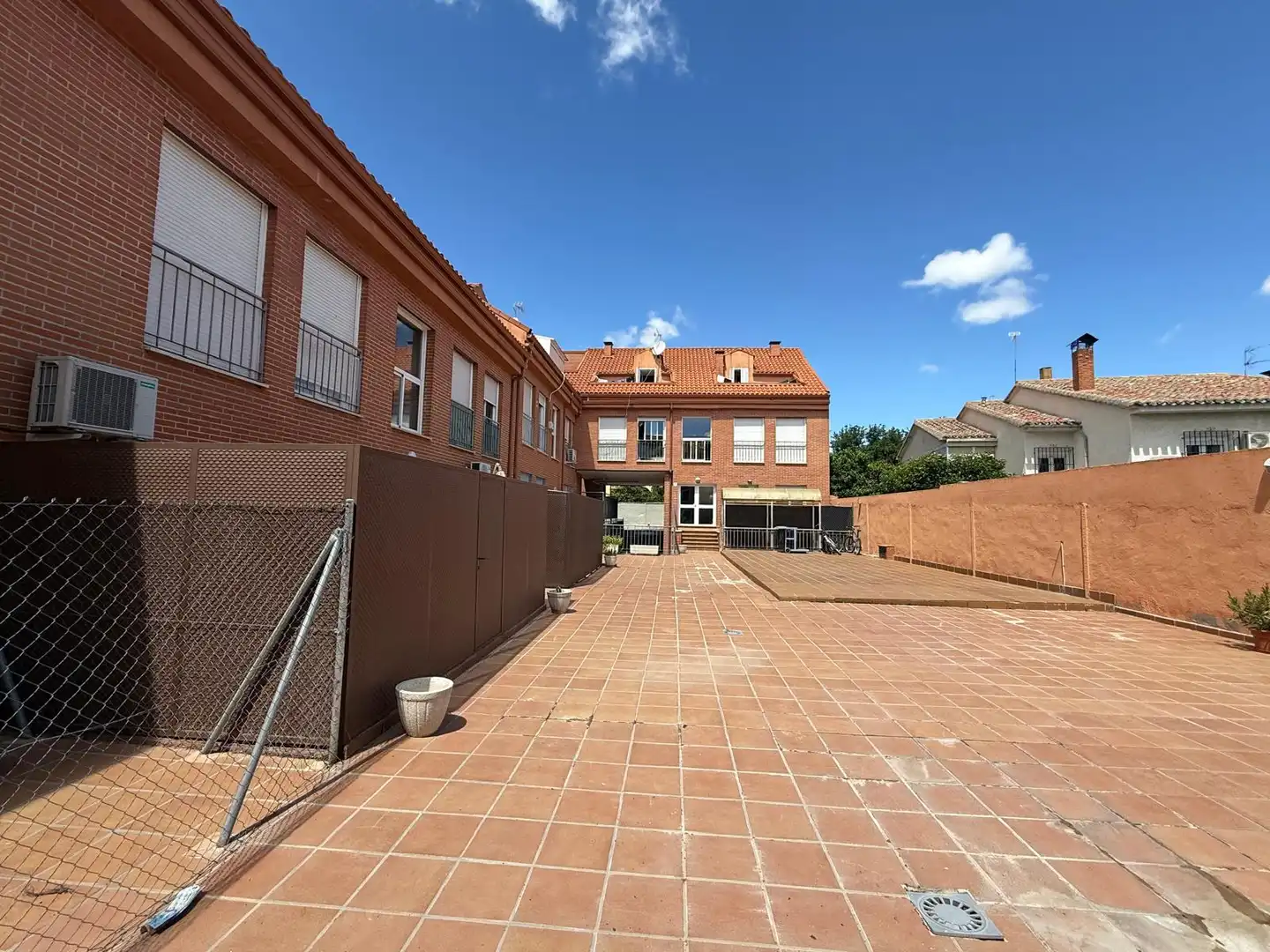 Vista exterior de Pis en venda en Villa del Prado amb Calefacció i Traster