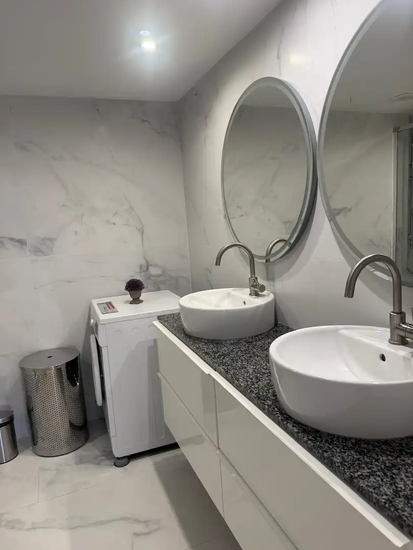 Baño de Apartamento de alquiler en Marbella con Aire acondicionado, Terraza y Piscina