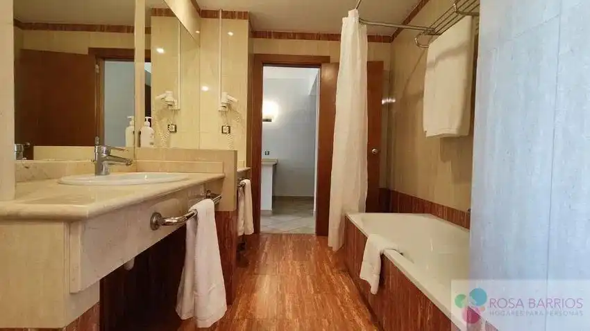 Baño de Apartamento en venta en Benahavís con Aire acondicionado, Terraza y Amueblado