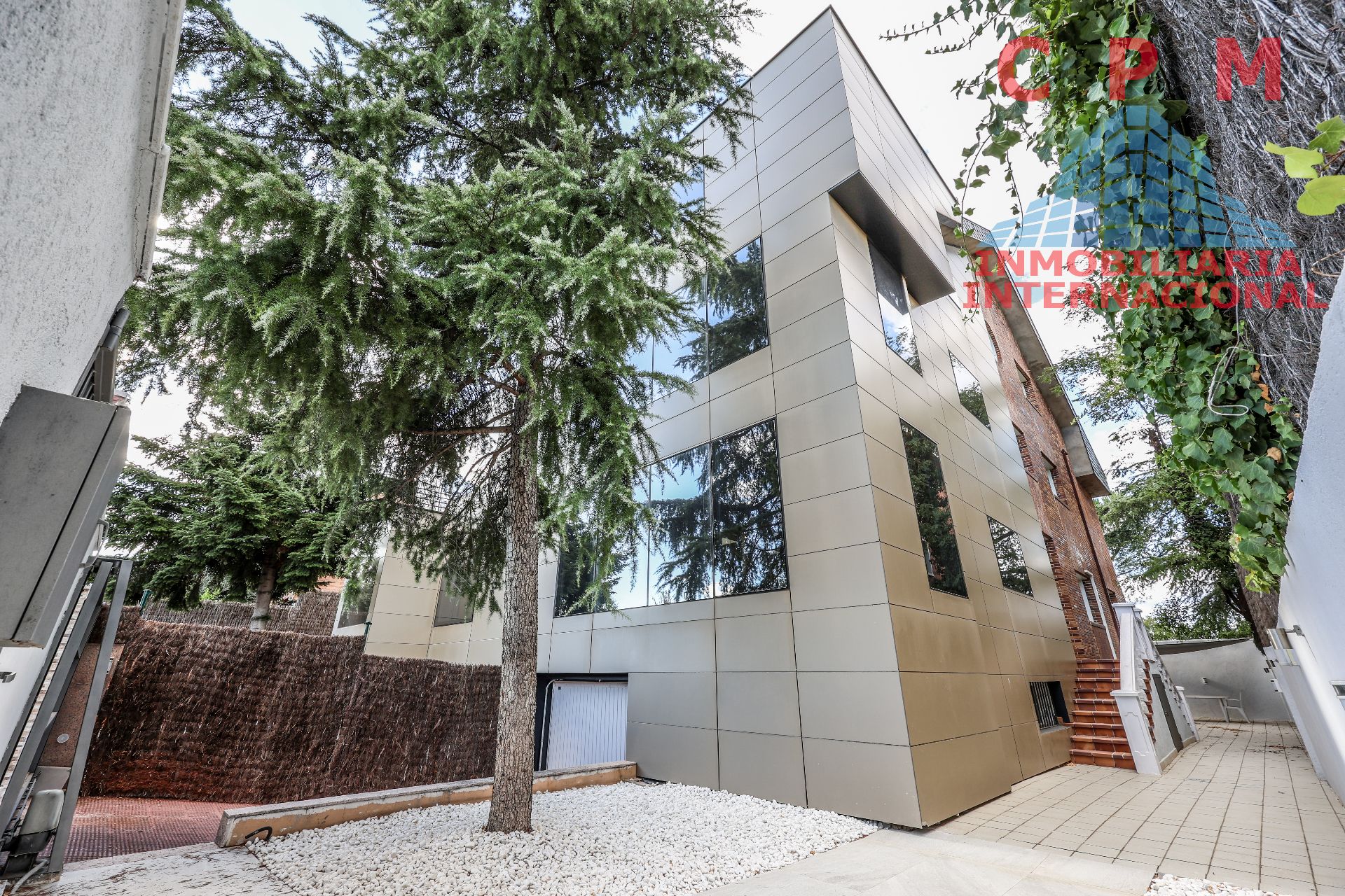 Vista exterior de Casa adosada de lloguer en  Madrid Capital amb Aire condicionat, Calefacció i Jardí privat