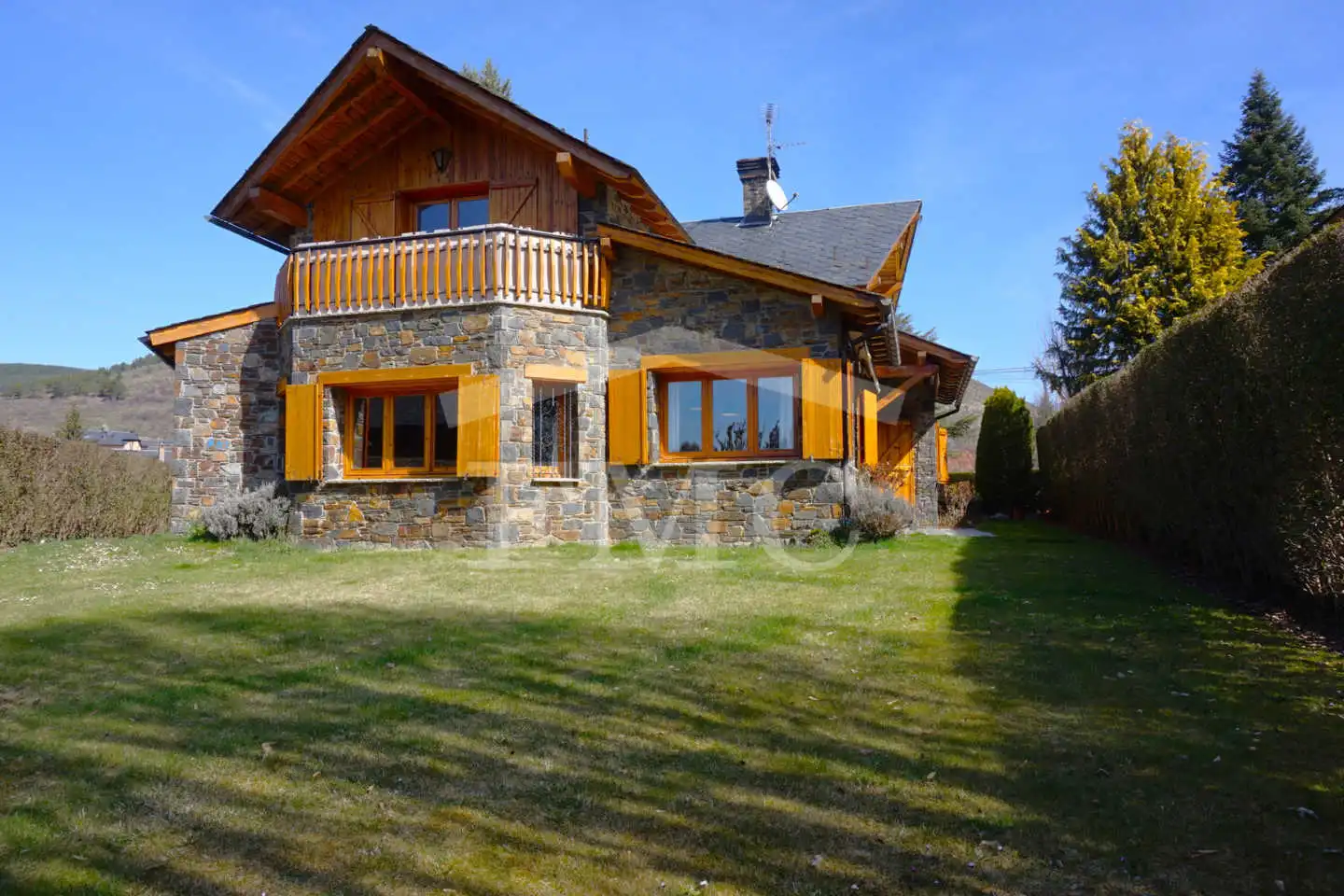 Vista exterior de Casa o xalet en venda en Llívia amb Calefacció, Jardí privat i Parquet
