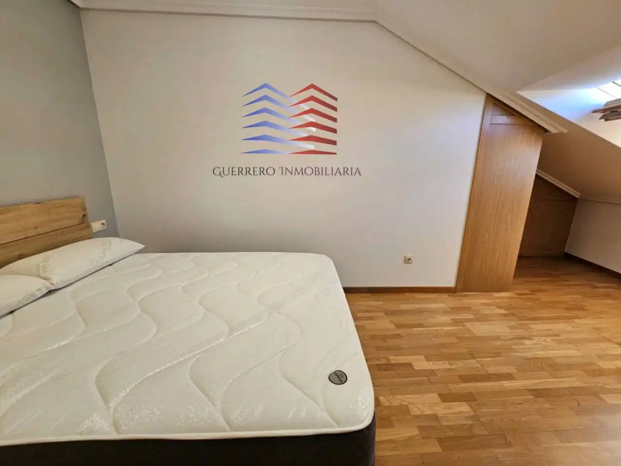 Schlafzimmer von Maisonette zur Miete in Ourense Capital  mit Heizung, Parkett und Möbliert