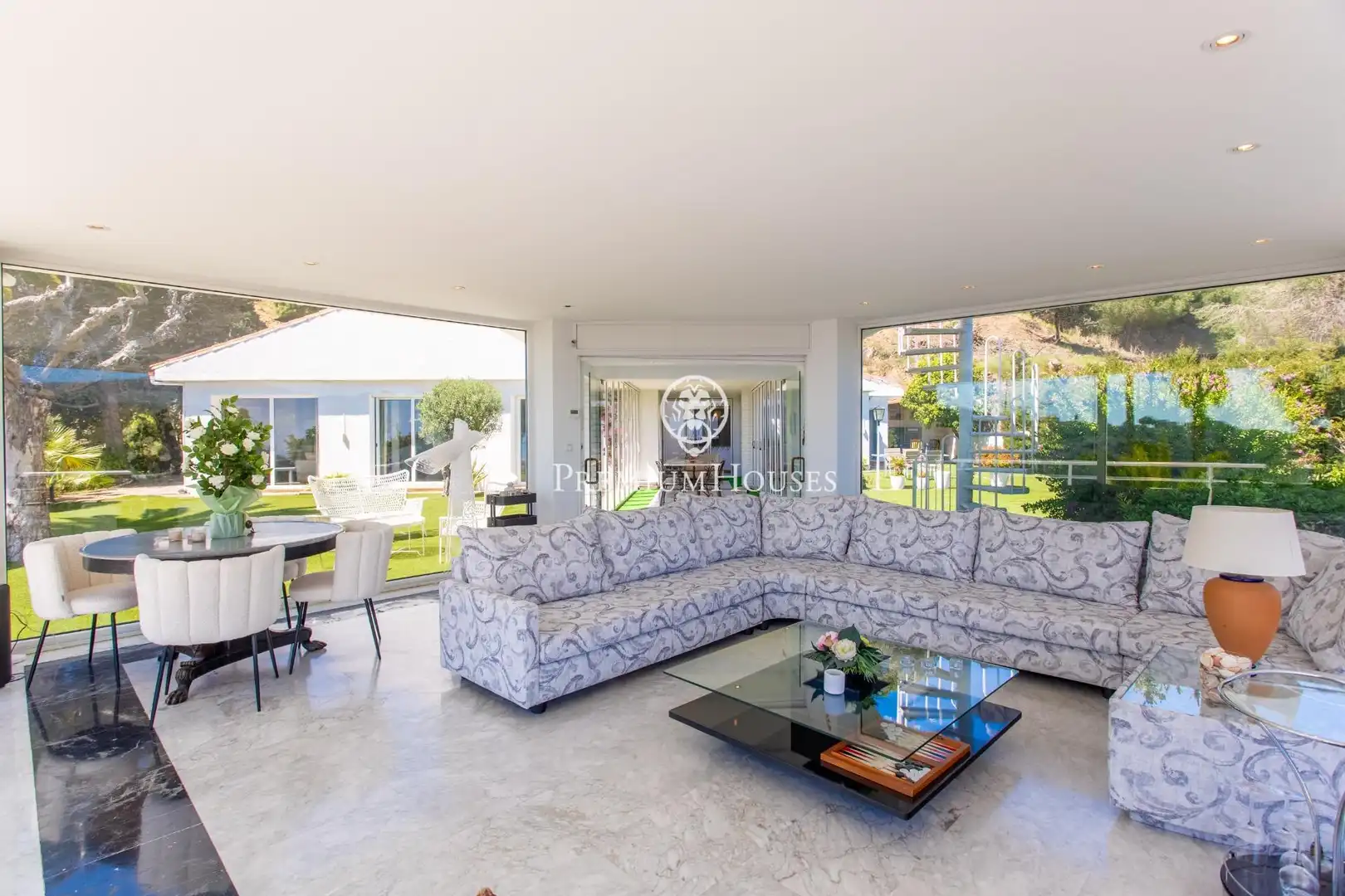 Sala d'estar de Casa o xalet en venda en Alella amb Calefacció, Jardí privat i Terrassa