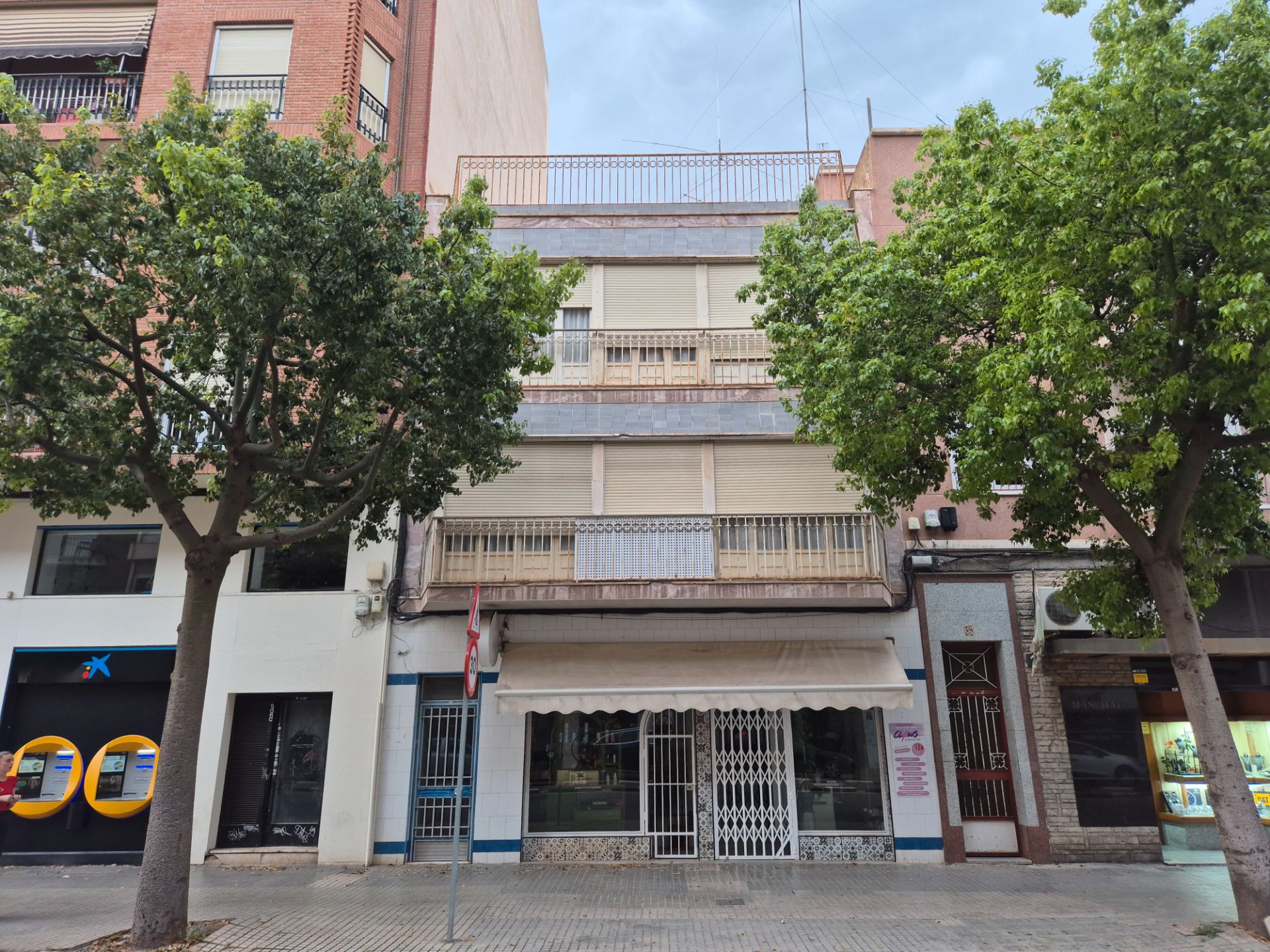 Vista exterior de Edifici en venda en Elche / Elx