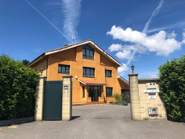 Vista exterior de Casa o xalet en venda en Llanera amb Calefacció, Jardí privat i Parquet