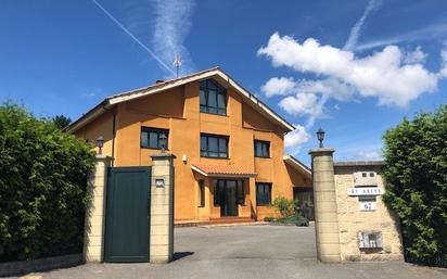 Vista exterior de Casa o xalet en venda en Llanera amb Calefacció, Jardí privat i Parquet