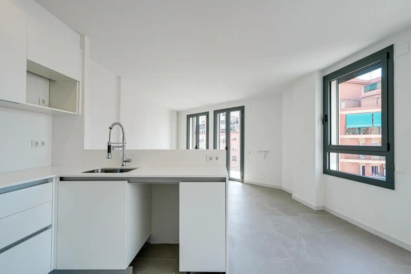Cocina de Piso en venta en L'Hospitalet de Llobregat con Calefacción, Terraza y Horno