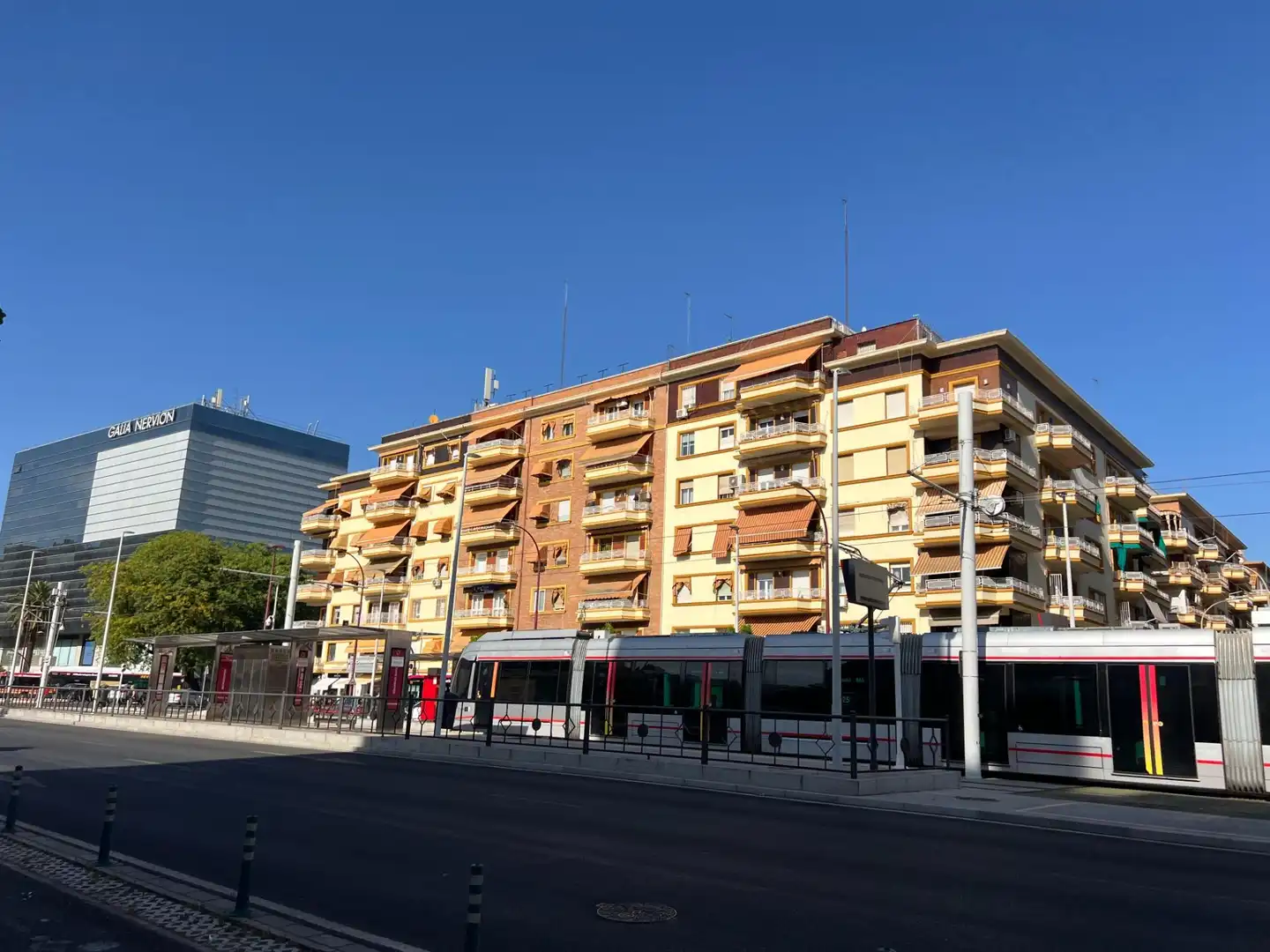 Vista exterior de Pis en venda en Sevilla amb Terrassa i Balcó