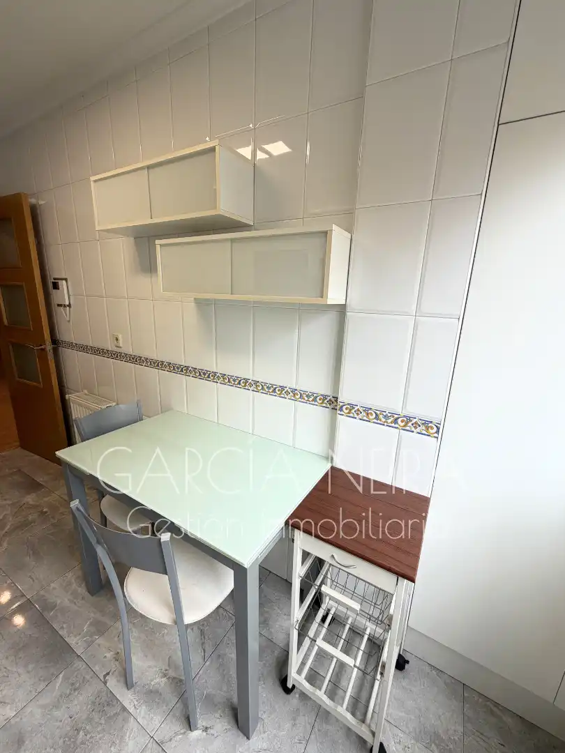 Cuina de Pis en venda en Oviedo  amb Calefacció, Parquet i Traster