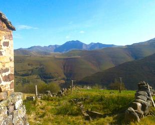 Vista exterior de Casa o xalet en venda en Vega de Pas amb Jardí privat