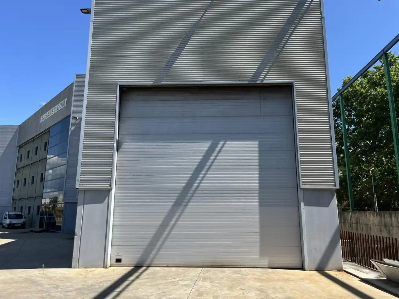 Vista exterior de Nave industrial en venta en Manlleu con Alarma