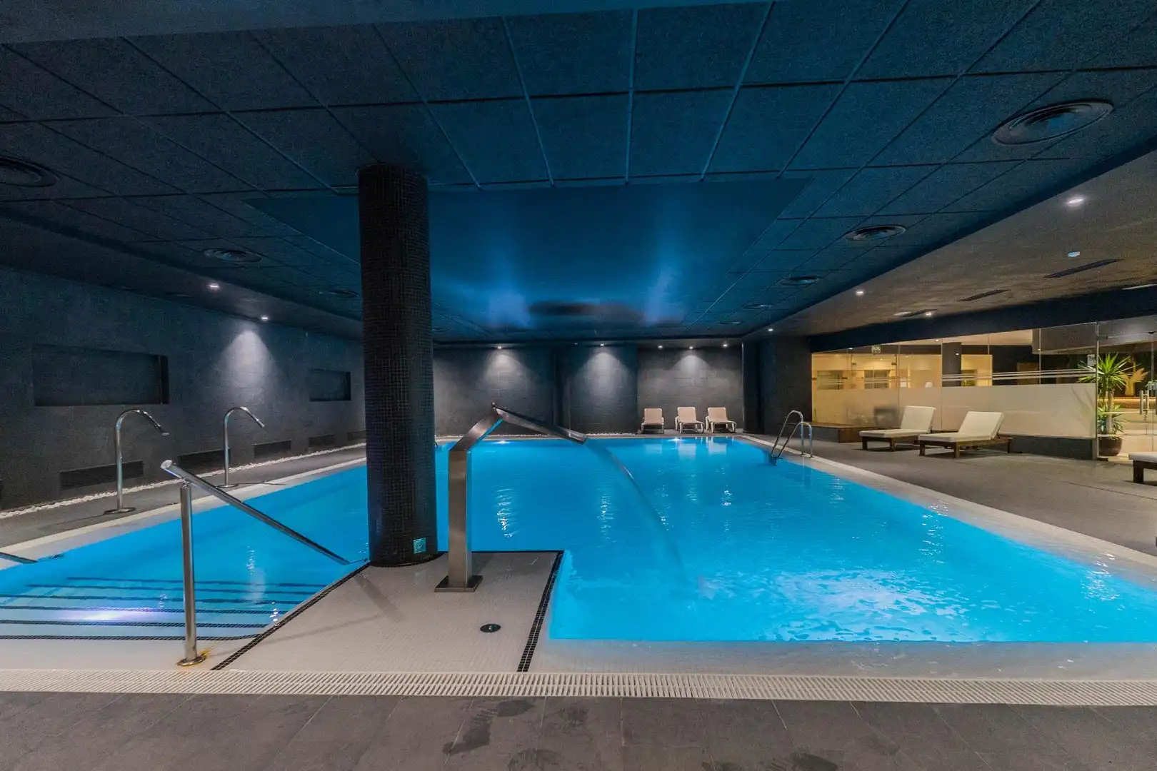 Swimming pool of Flat for sale in Benahavís  with Air Conditioner, Heating and Private garden