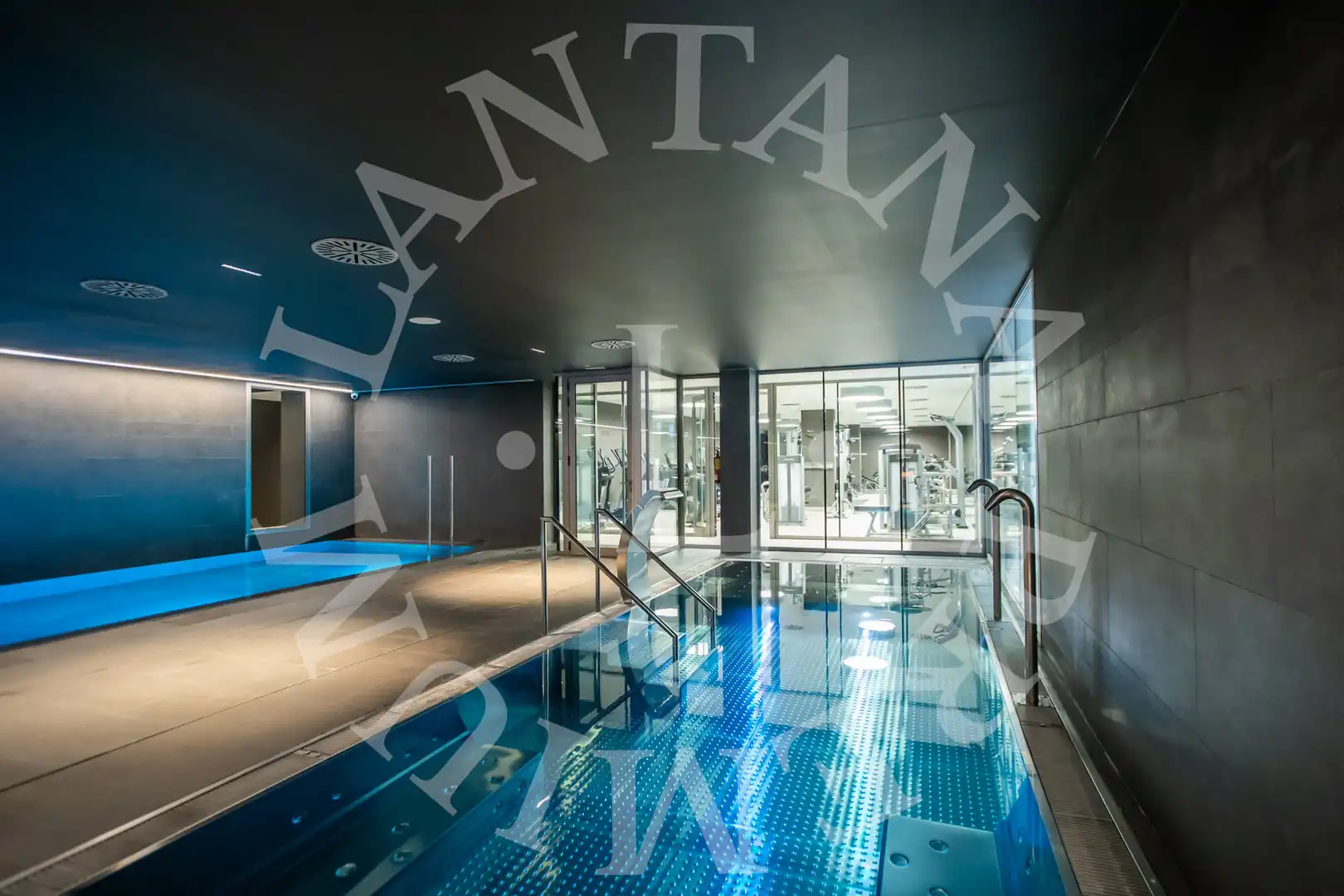 Piscina de Pis en venda en Barcelona amb Aire condicionat, Calefacció i Parquet
