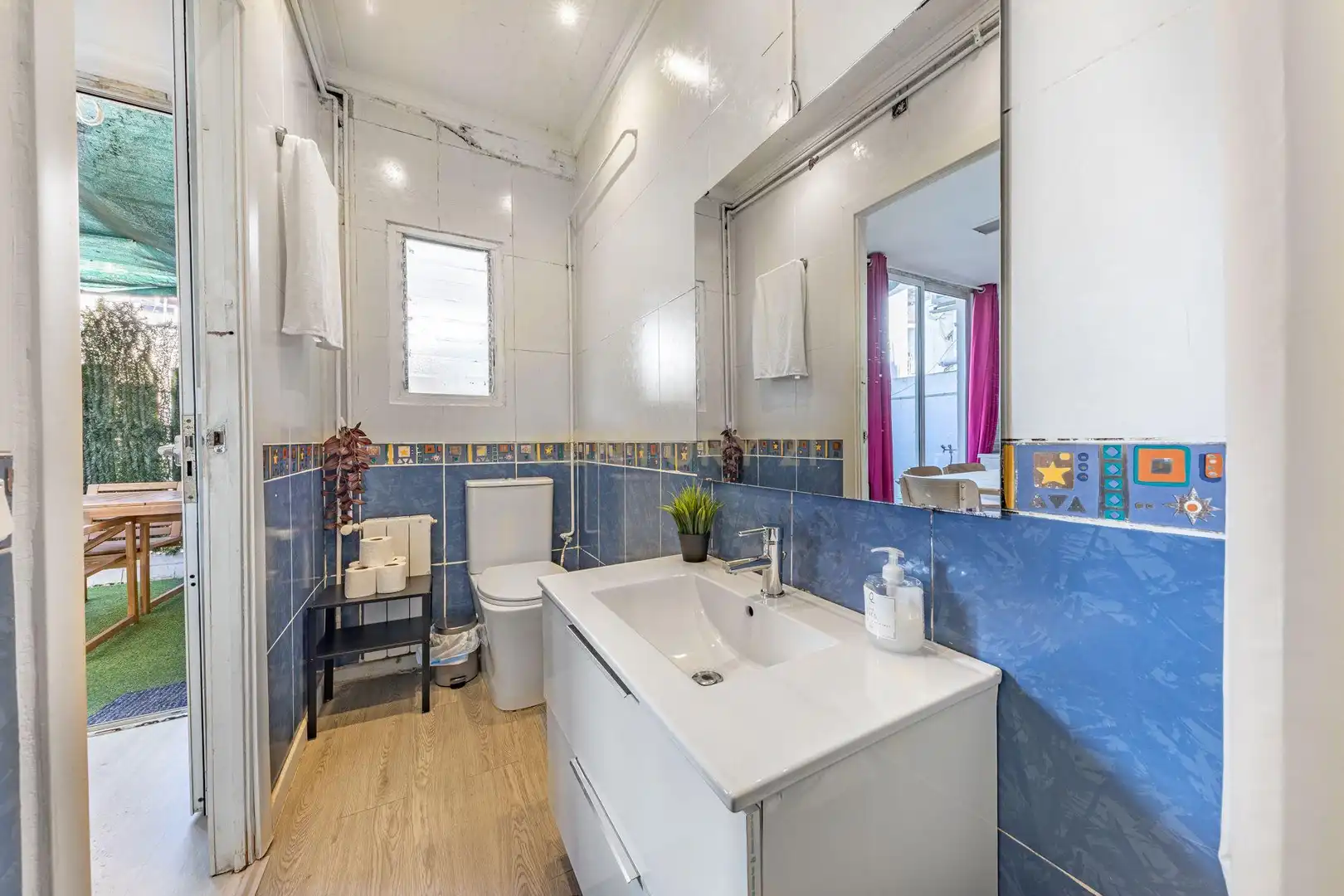 Bathroom of Flat for sale in Santa Coloma de Gramenet  with Air Conditioner, Oven and Washing machine