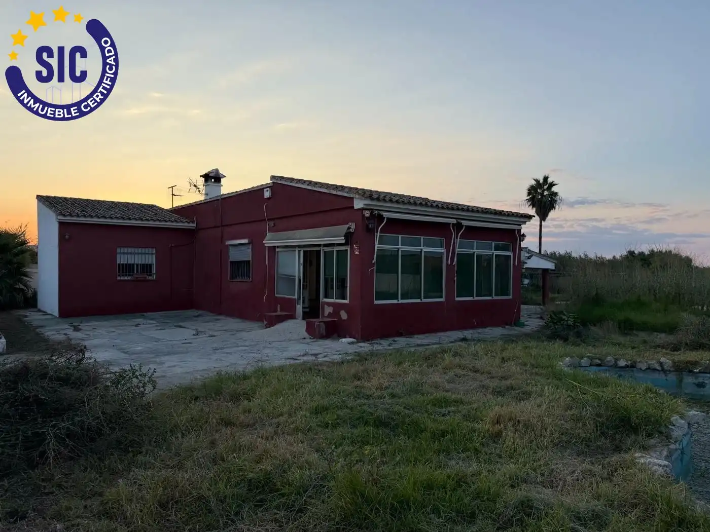 Vista exterior de Casa o xalet en venda en Oliva amb Aire condicionat, Jardí privat i Terrassa