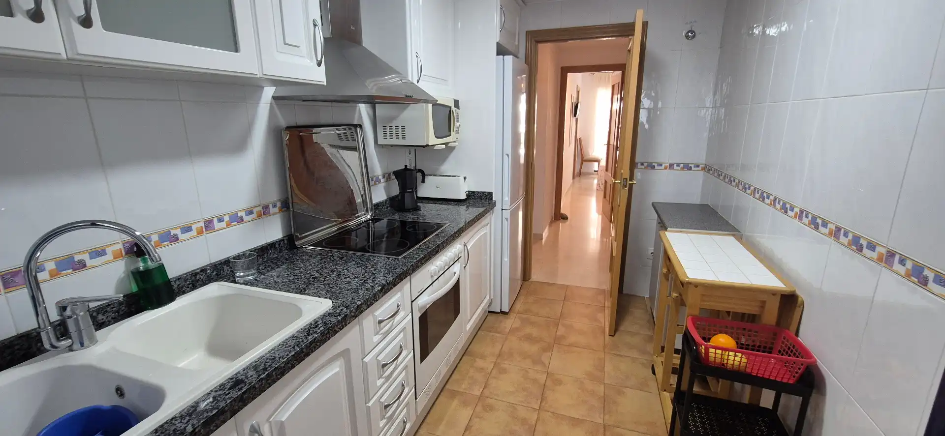Cuina de Apartament de lloguer en Gandia amb Aire condicionat, Calefacció i Jardí privat