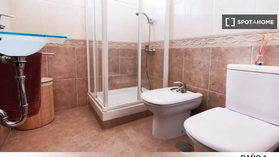 Baño de Piso para compartir en Sevilla con Aire acondicionado, Terraza y Amueblado