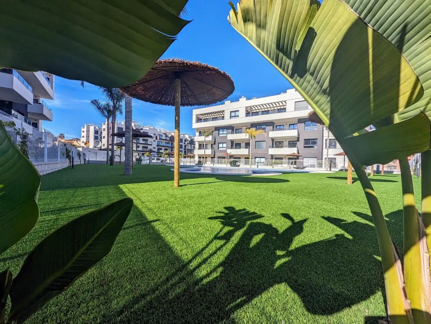 Vista exterior de Àtic en venda en Orihuela amb Aire condicionat, Jardí privat i Piscina