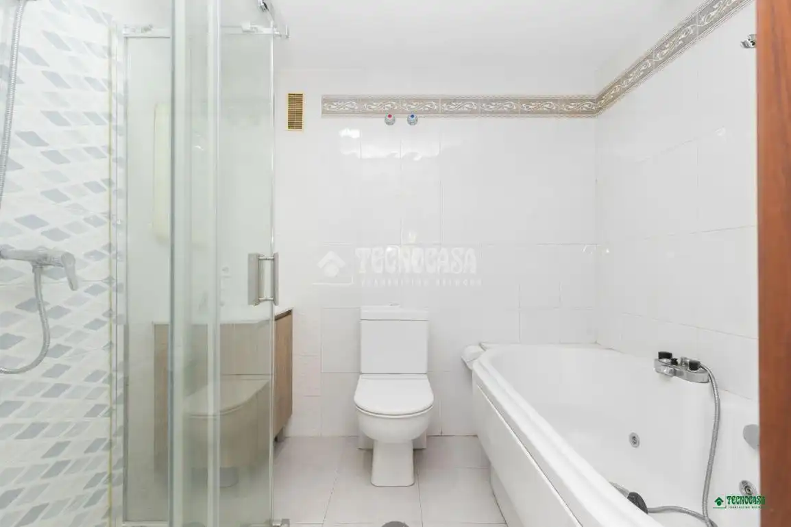 Bany de Pis en venda en Almería amb Aire condicionat i Balcó