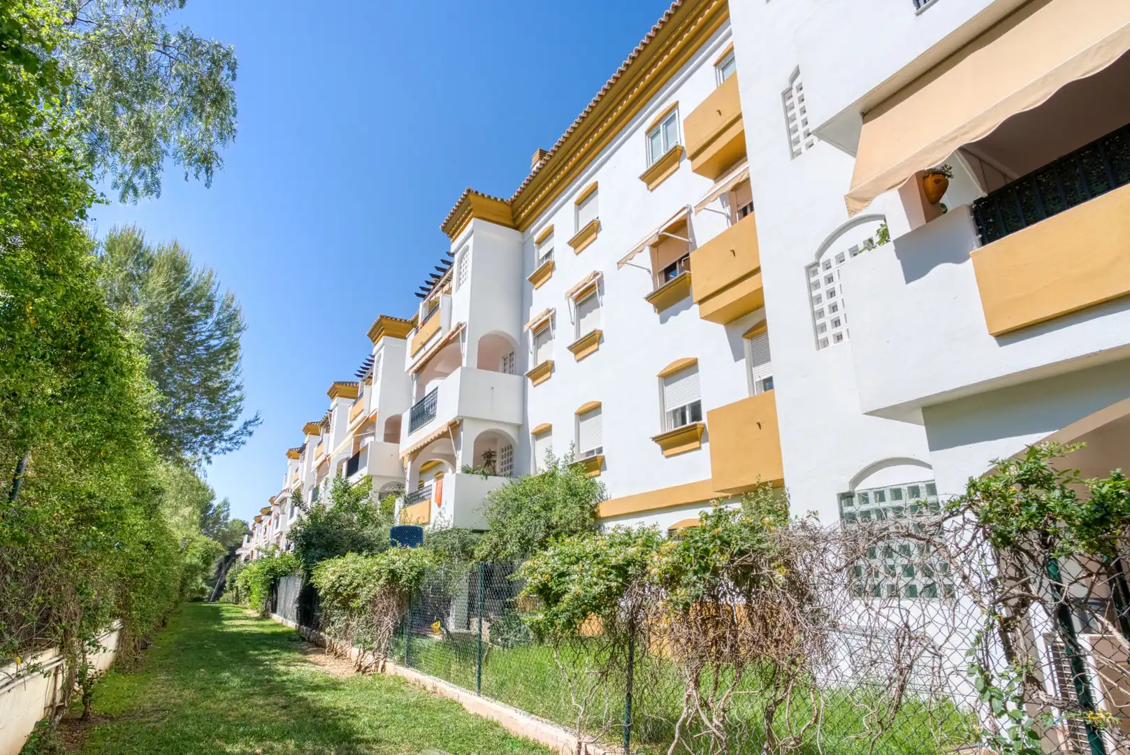 Vista exterior de Planta baixa en venda en Marbella amb Aire condicionat, Jardí privat i Terrassa