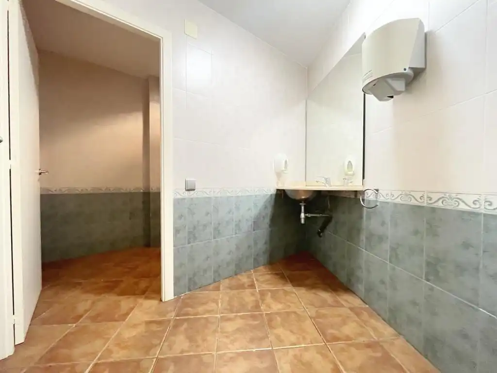 Bathroom of Commercial properties for sale in Terrassa  with Air Conditioner and Parquet flooring